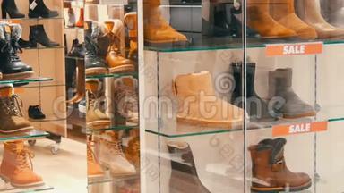 出售铭文的玻璃橱窗鞋店。 时尚秋冬鞋柜台上的昂贵
